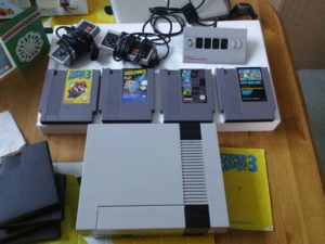 Nintendo + 4 peliä + 2 ohjainta + jakaja